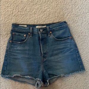 Super adorable high rise Levi’s shorts